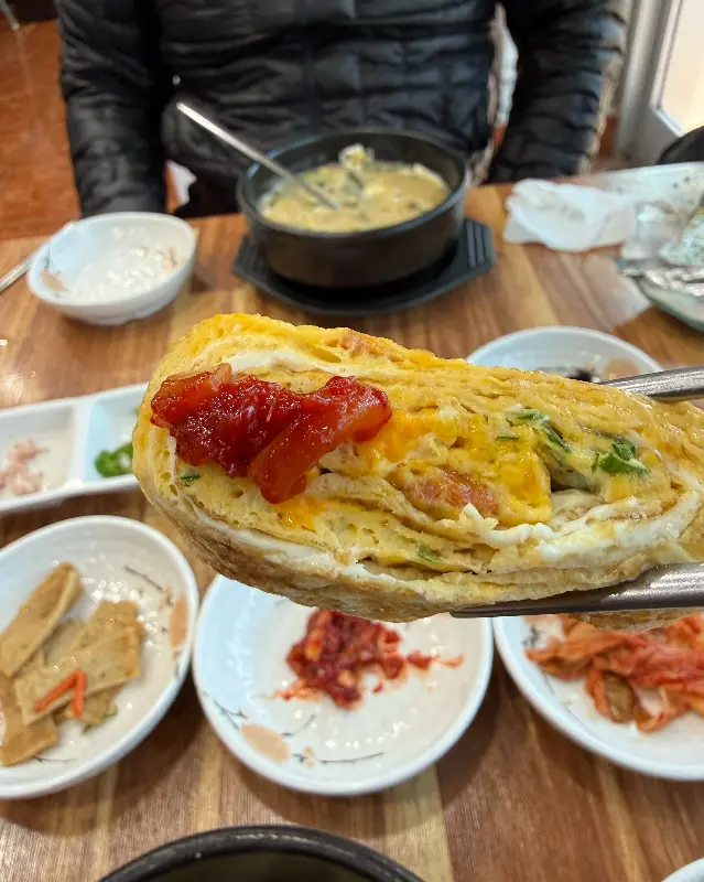 계란말이 위에 깍두기를 올려 한 입!