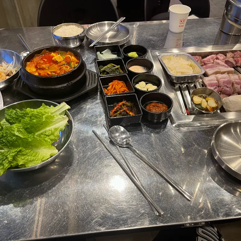 테이블 가득 차려진 밑반찬