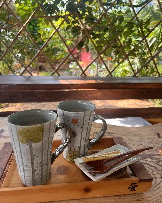 테이블 위에 놓인 두 잔의 차