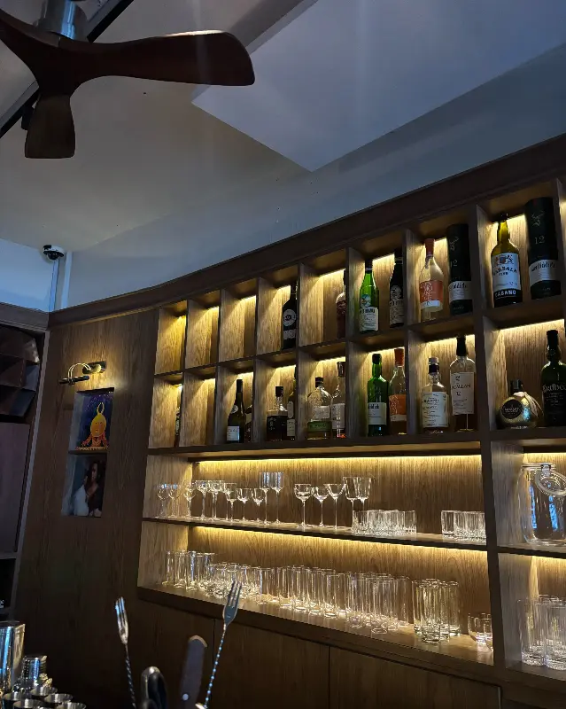 다양한 술이 진열된 모습