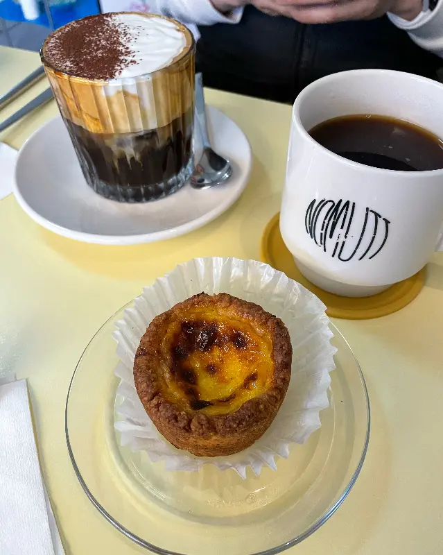 피넛버터크림라떼와 에그스콘