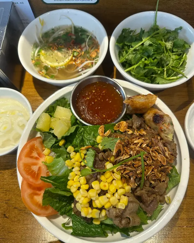 다양한 메뉴를 맛보고 싶게 만드는 사진