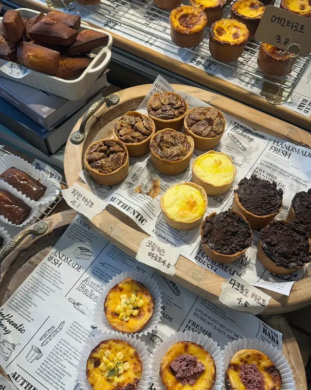 다양한 종류의 타르트와 휘낭시에