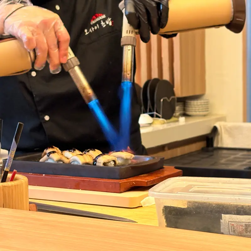 토치로 초밥을 굽는 모습