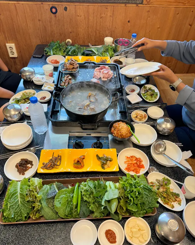 테이블 가득한 쌈 채소와 반찬들