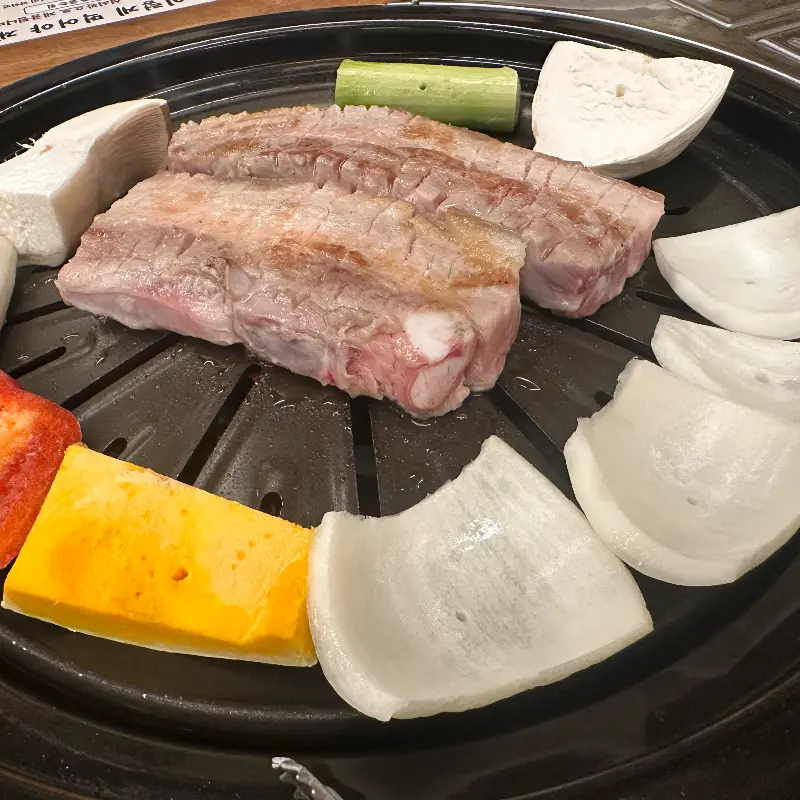 숯불 위에 구워지는 삼겹살