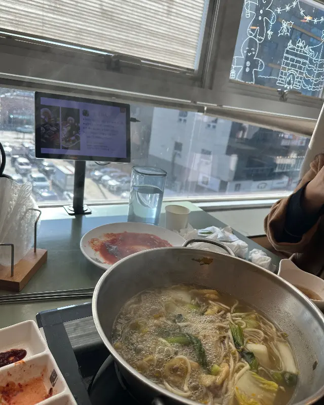 창밖 풍경이 보이는 테이블