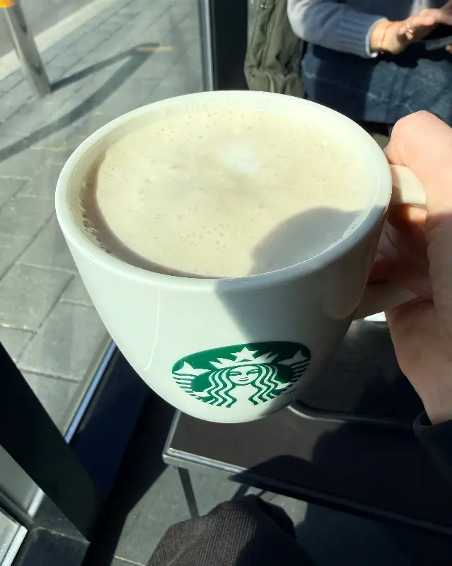 따뜻한 라떼 한 잔