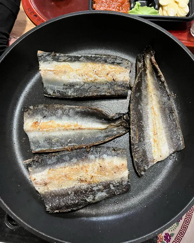 노릇하게 구워진 장어 소금구이