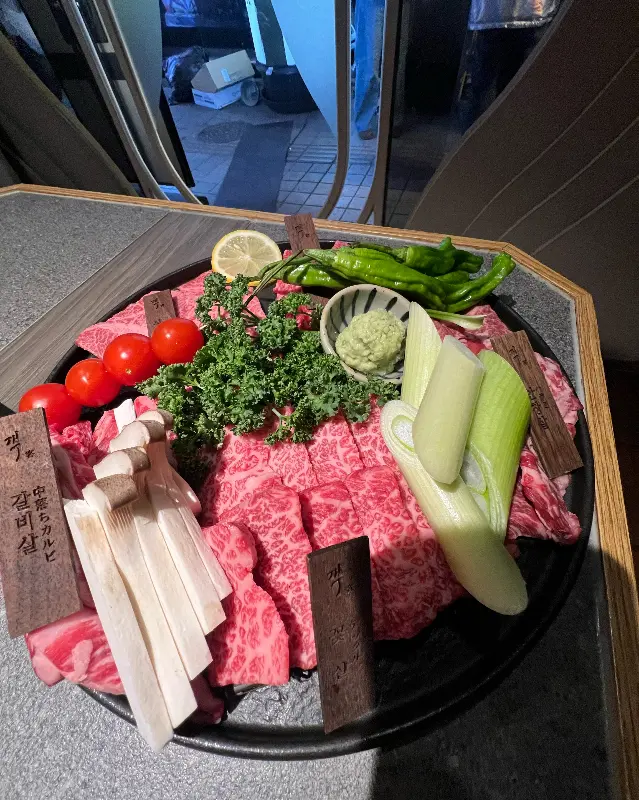 맛과 분위기를 모두 갖춘 야키니쿠객