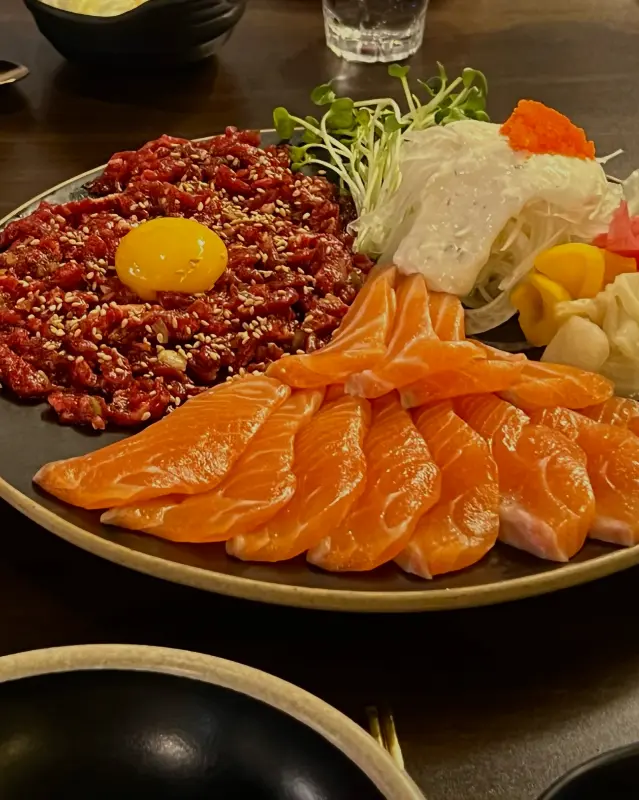 신선한 육회와 연어, 달마새우가 함께 담긴 메뉴 사진