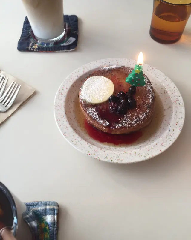 크리스마스 장식과 프렌치 토스트