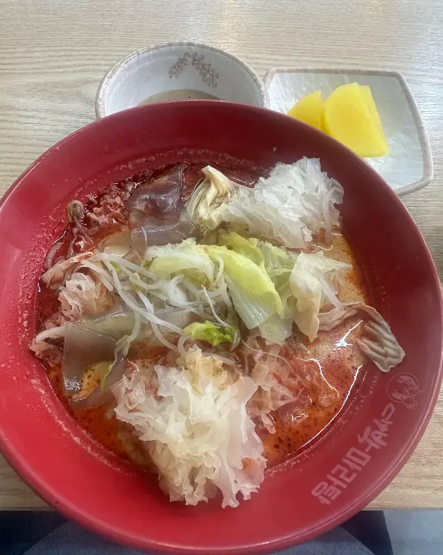 마라탕의 매콤한 국물이 돋보이는 사진