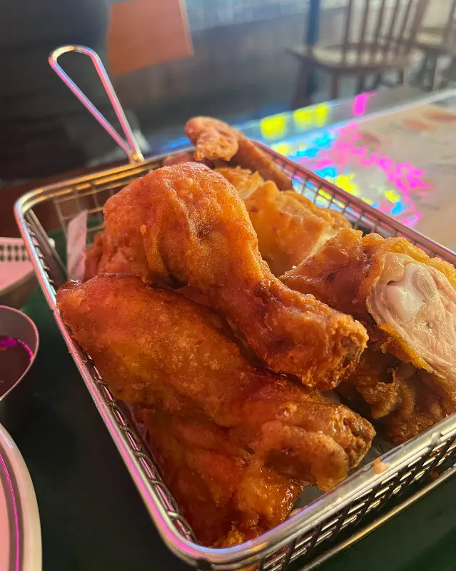 바삭한 튀김옷이 매력적인 후라이드 치킨