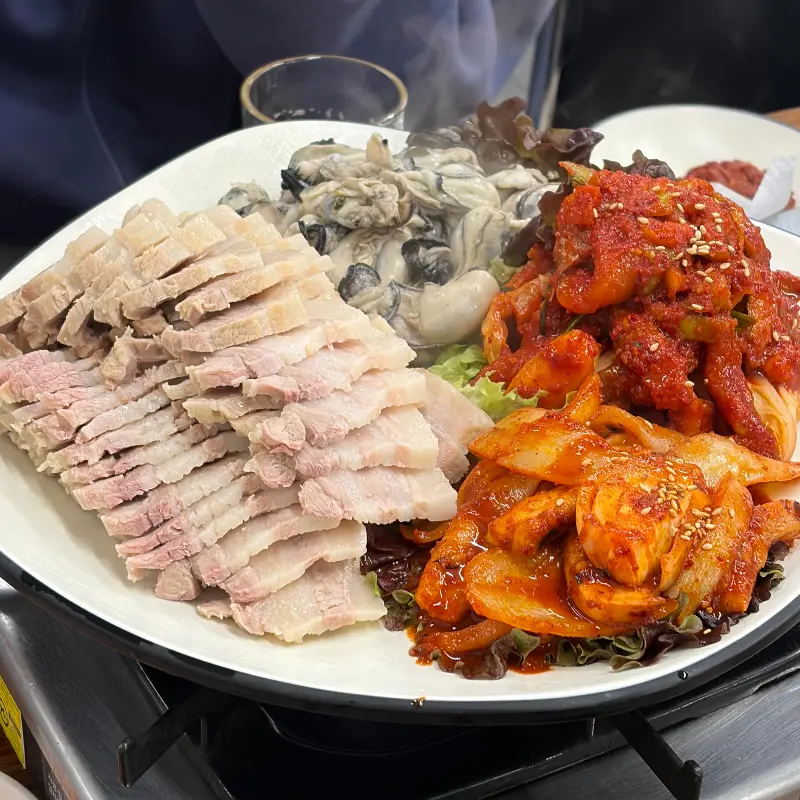 신선한 굴과 야들야들한 보쌈의 조합, 겨울철 최고의 별미 굴보쌈