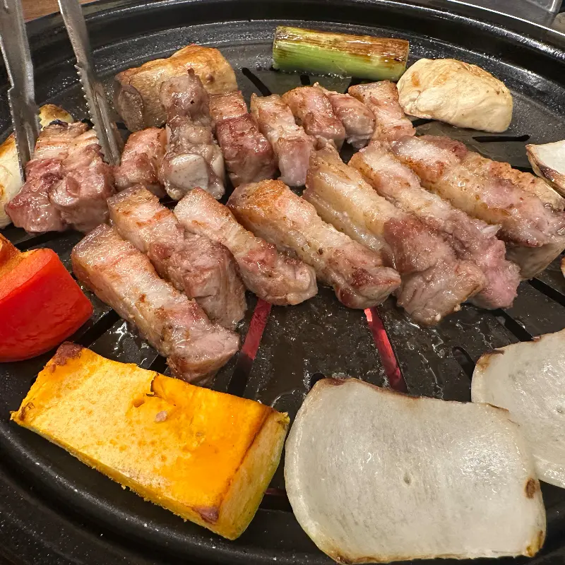 숯불 위에서 먹기 좋게 잘린 고기 조각들