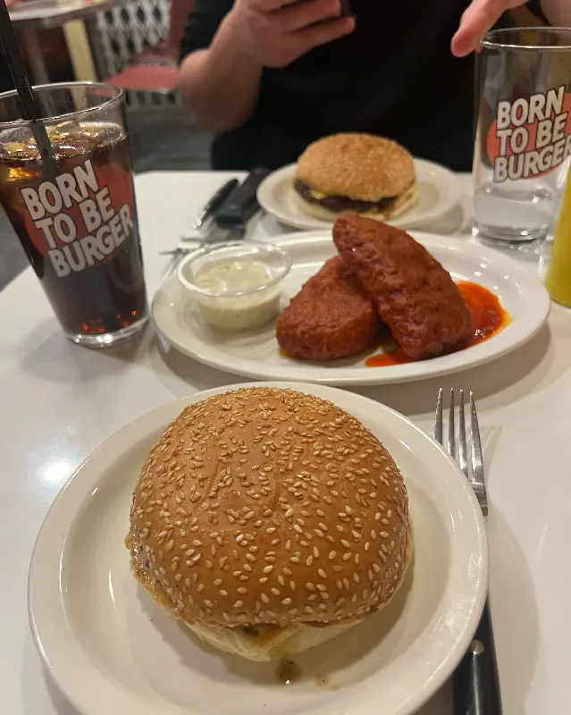 테이블 가득 채운 음식