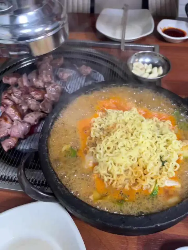 돌판해물된장찌개에 국수사리를 추가한 모습