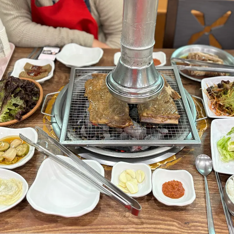 숯불 위에서 익어가는 돼지갈비