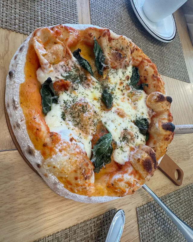 한바다연가 옆에 위치한 윤슬 카페 내부