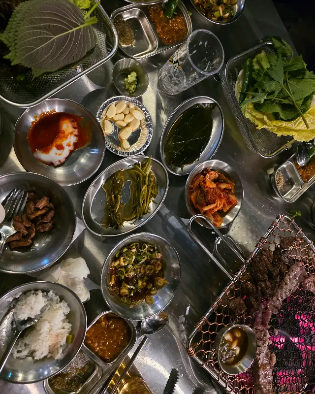 다채로운 밑반찬과 쌈채소