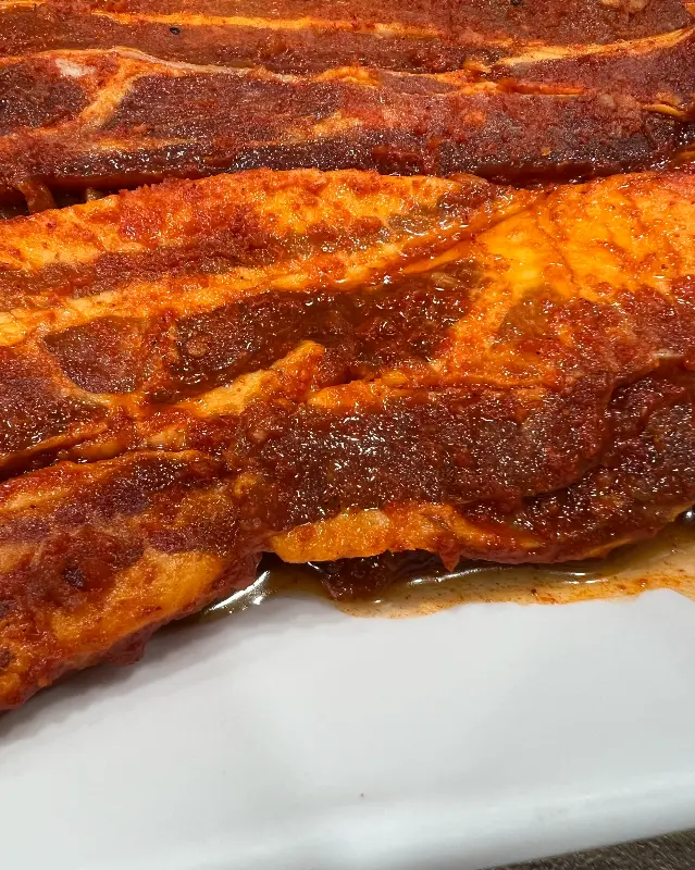 고추장 양념이 듬뿍 발린 돼지갈비