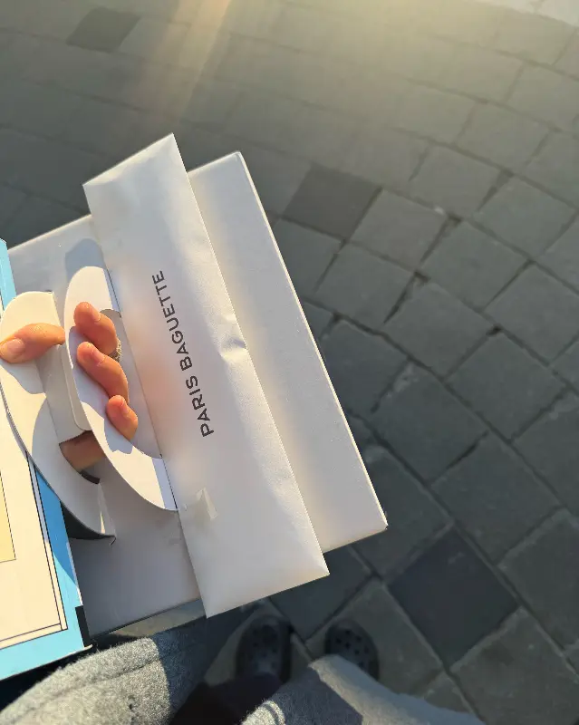 포장된 빵을 들고 나서는 발걸음