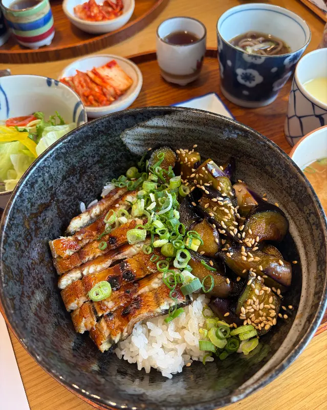 장어와 가지가 함께 나오는 덮밥