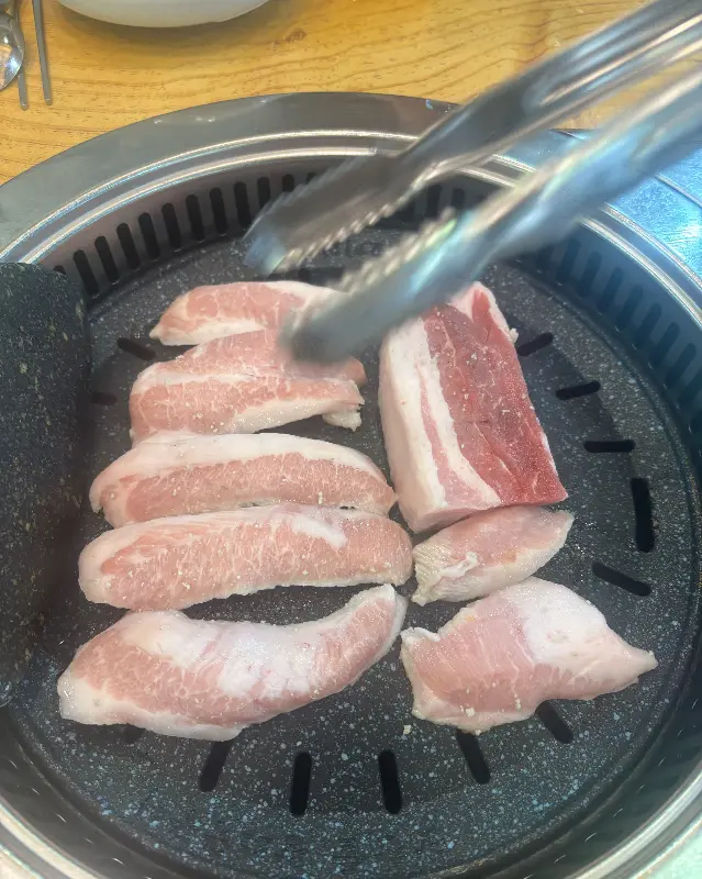 전문가의 손길로 구워지는 삼겹살