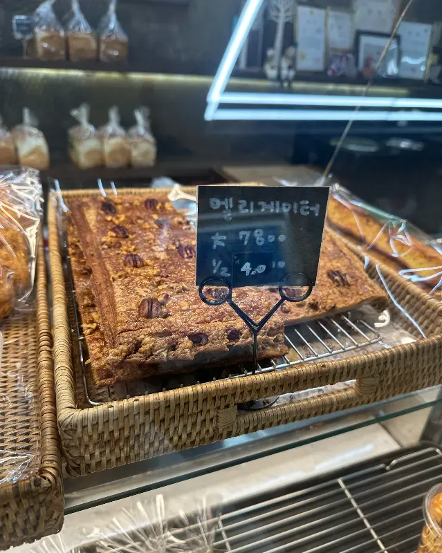 쇼케이스에 진열된 에그 타르트