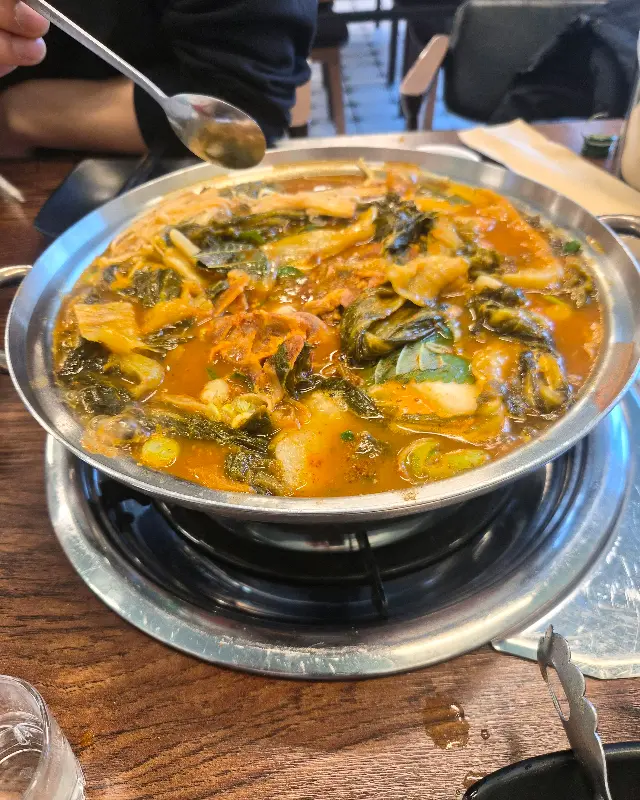 보글보글 끓는 감자탕의 모습