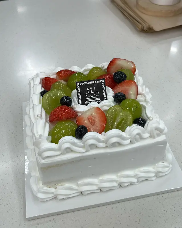 싱싱한 과일이 듬뿍 올라간 과일 생크림 케이크
