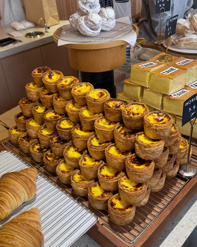 진열대에 쌓여있는 에그타르트