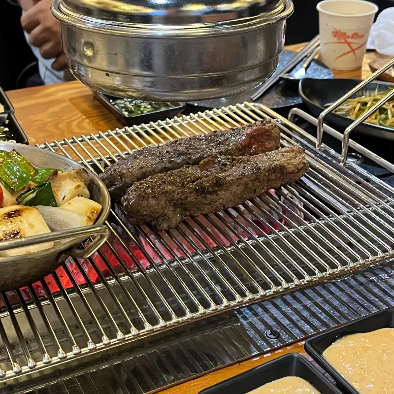 다양한 소스와 밑반찬이 놓인 테이블