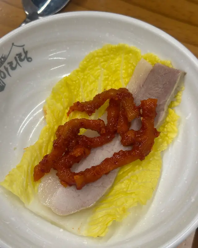 배추, 가브리살, 보쌈김치의 환상적인 조합