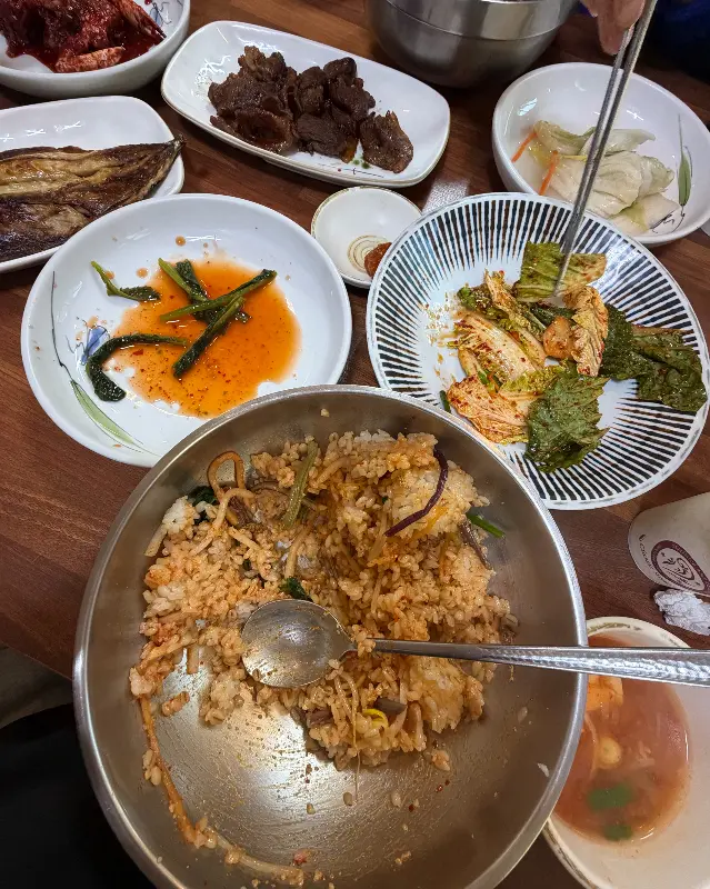 비빔밥에 숯불고기 올려 한 입!