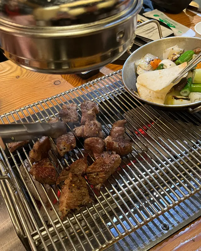 잘 익은 양갈비를 소스에 찍어 먹는 모습