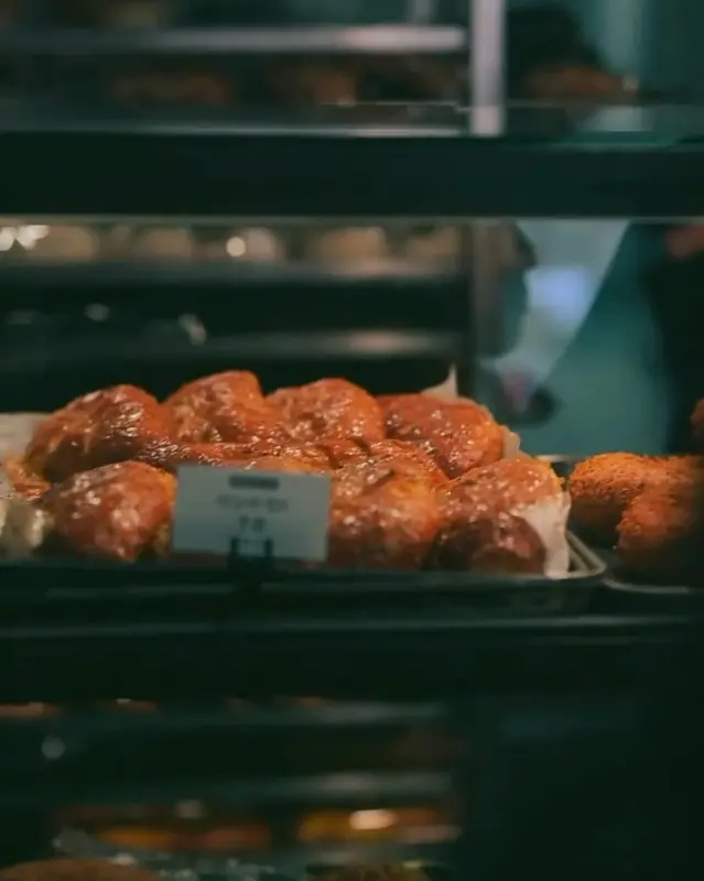 쇼케이스 안의 빵들