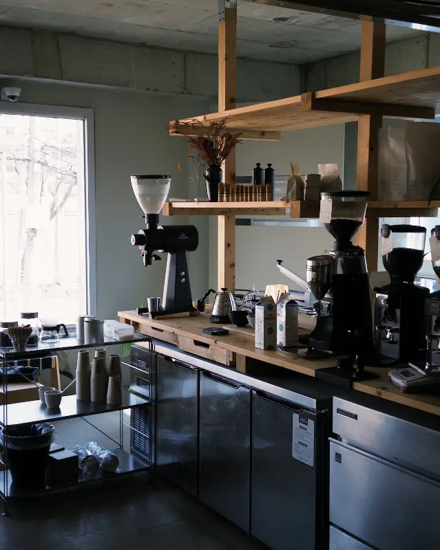 카페 내부의 오픈형 주방과 다양한 커피 기구들