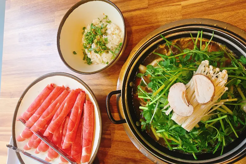 테이블 위에 놓인 샤브샤브와 볶음밥, 소고기