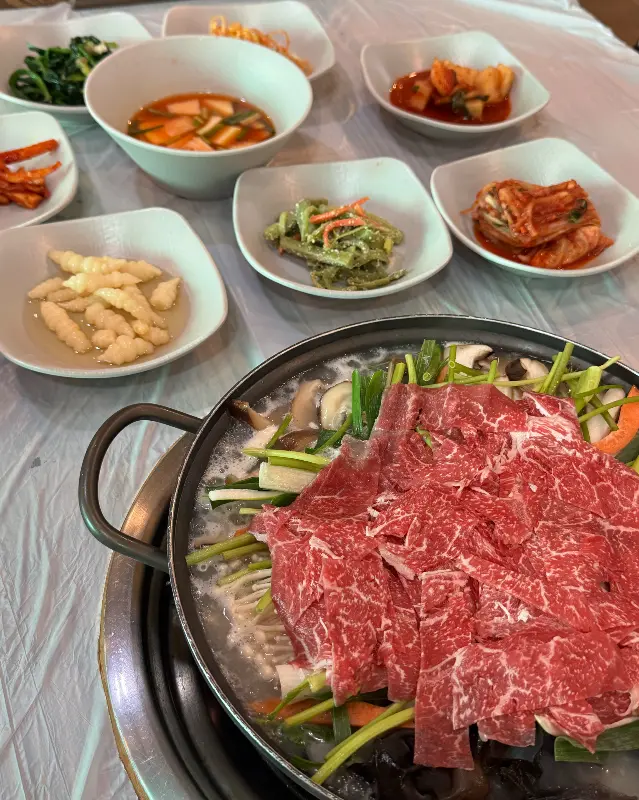 신선한 재료가 듬뿍 들어간 버섯전골