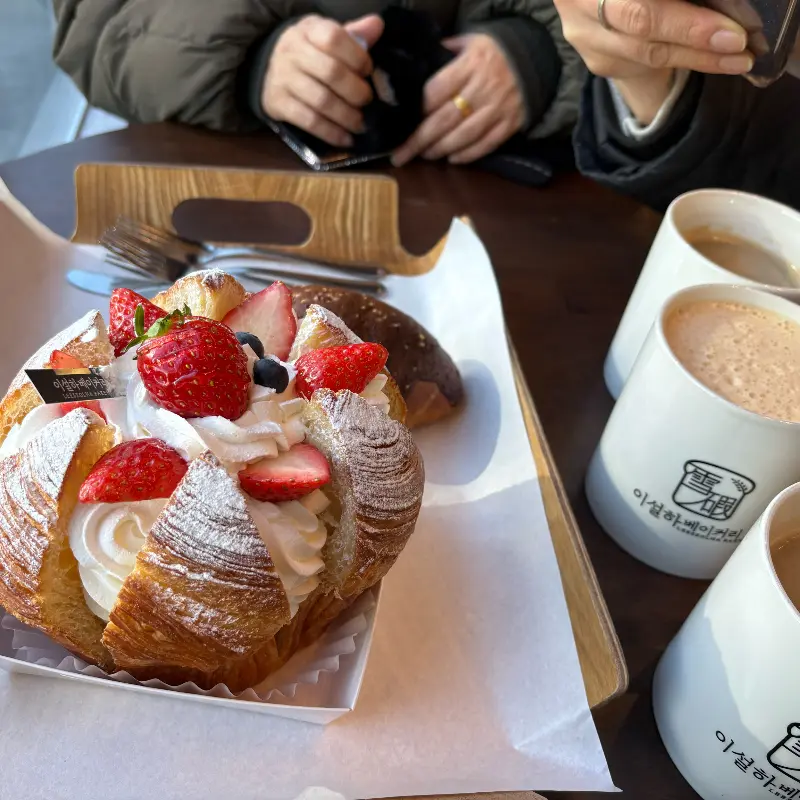 이설하베이커리의 딸기 크루아상과 커피