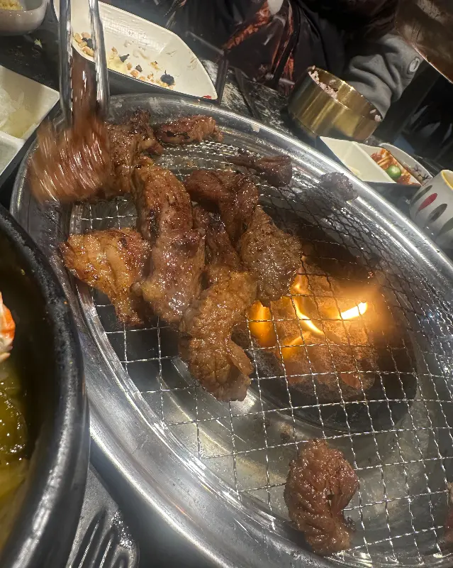 연탄불 위에서 익어가는 양념갈비