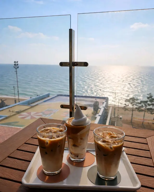 바다를 배경으로 즐기는 커피 한 잔의 여유