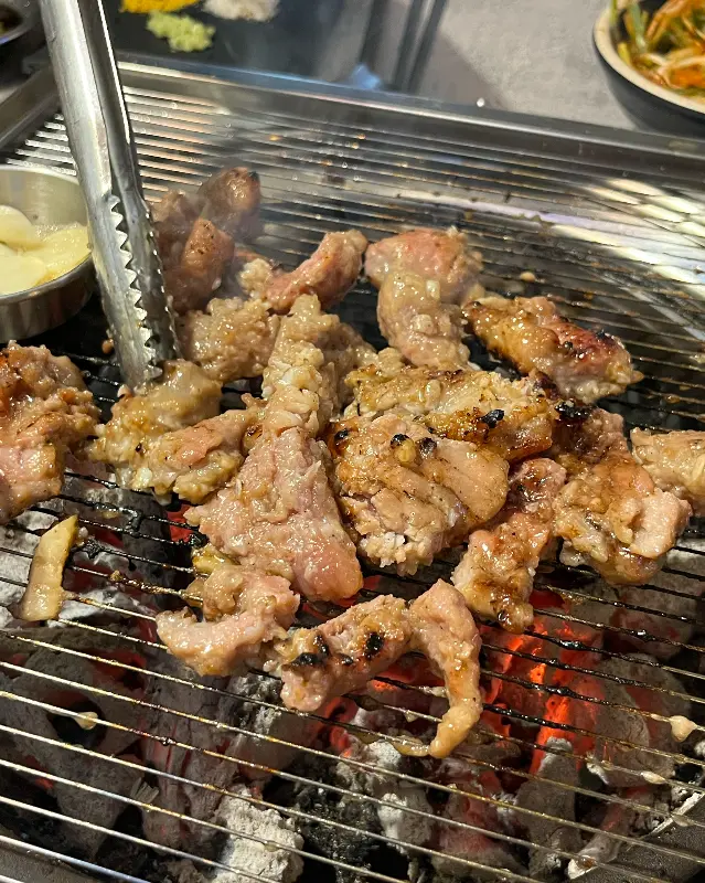 숯불 위에서 익어가는 꼬들살과 버섯