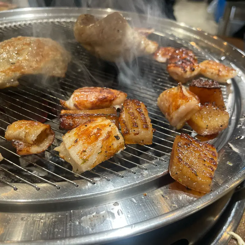 불판 위에 구워진 다양한 종류의 막창