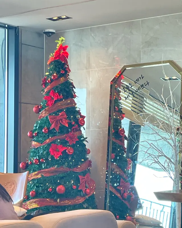 초콜릿 가루가 듬뿍 뿌려진 초콜릿 라떼