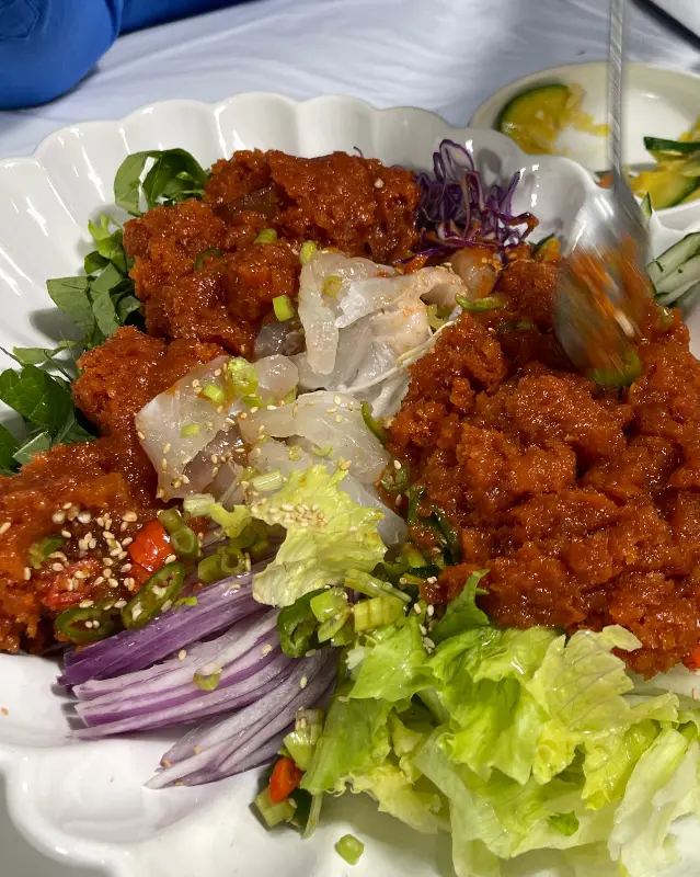 싱싱한 채소와 양념이 어우러진 회무침