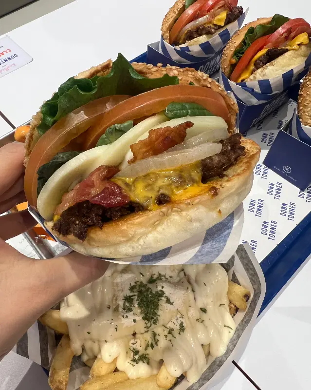 다운타우너 버거와 감자튀김