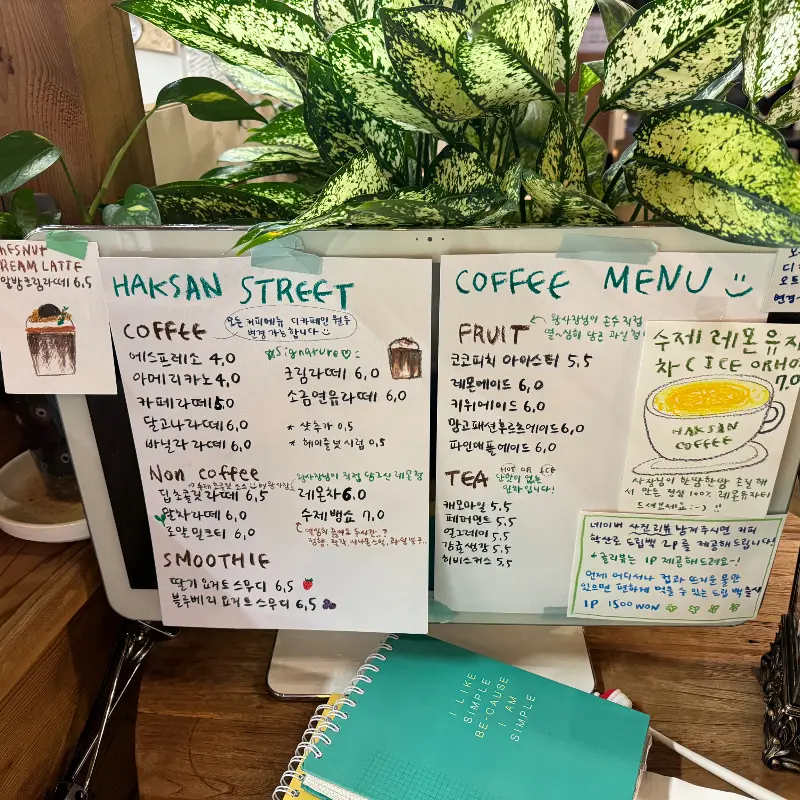 카페 내부의 테이블과 의자